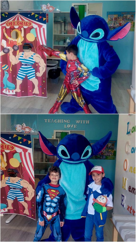 Niños disfrazados participando en el concurso de disfraces del Carnaval de Wings Academy.