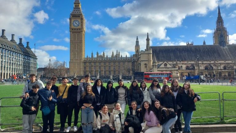 viaje de verano estudiantes aprendiendo inglés