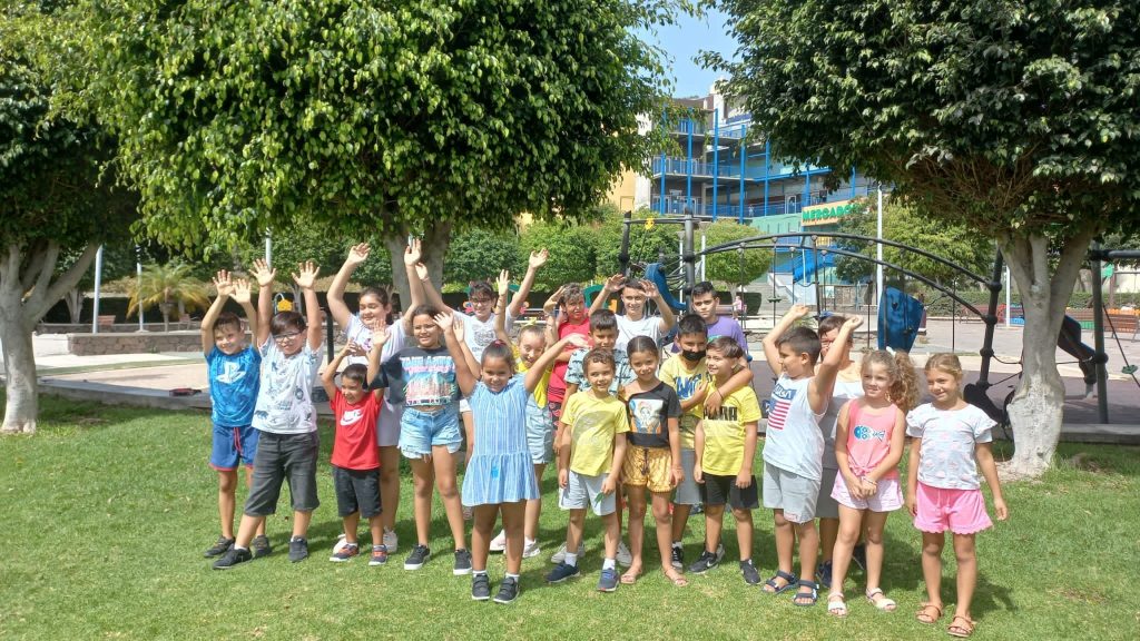 niños jugando al aire libre summer camp